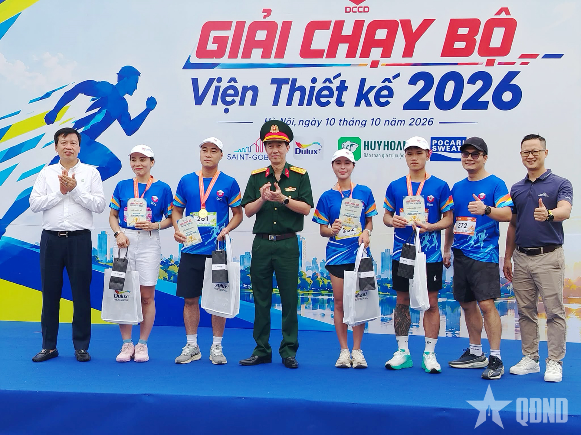 Bước chân gắn kết trên đường chạy