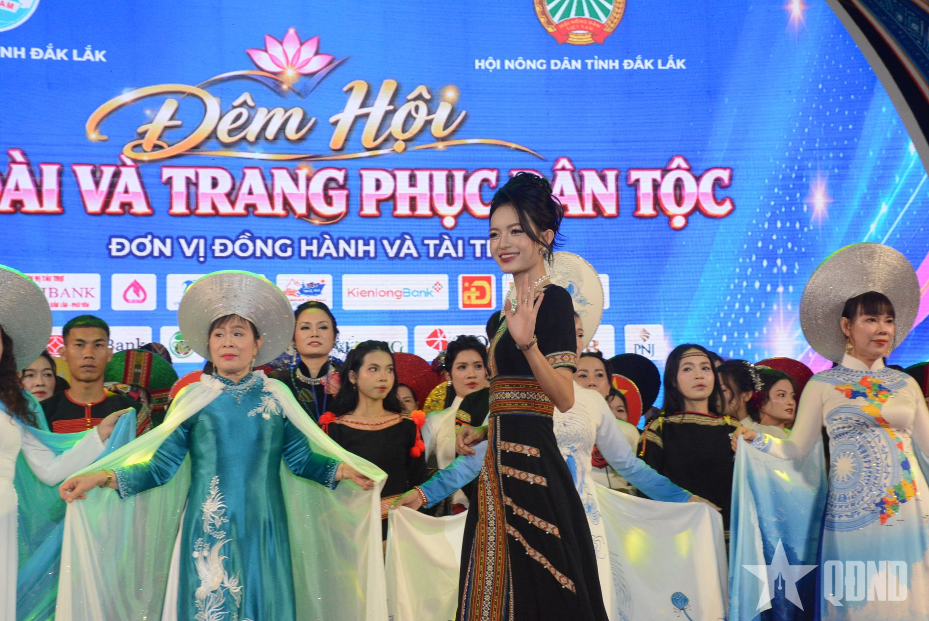 Hơn 1.000 người tham dự đêm hội “Sắc màu Đắk Lắk - Hội tụ và lan tỏa”