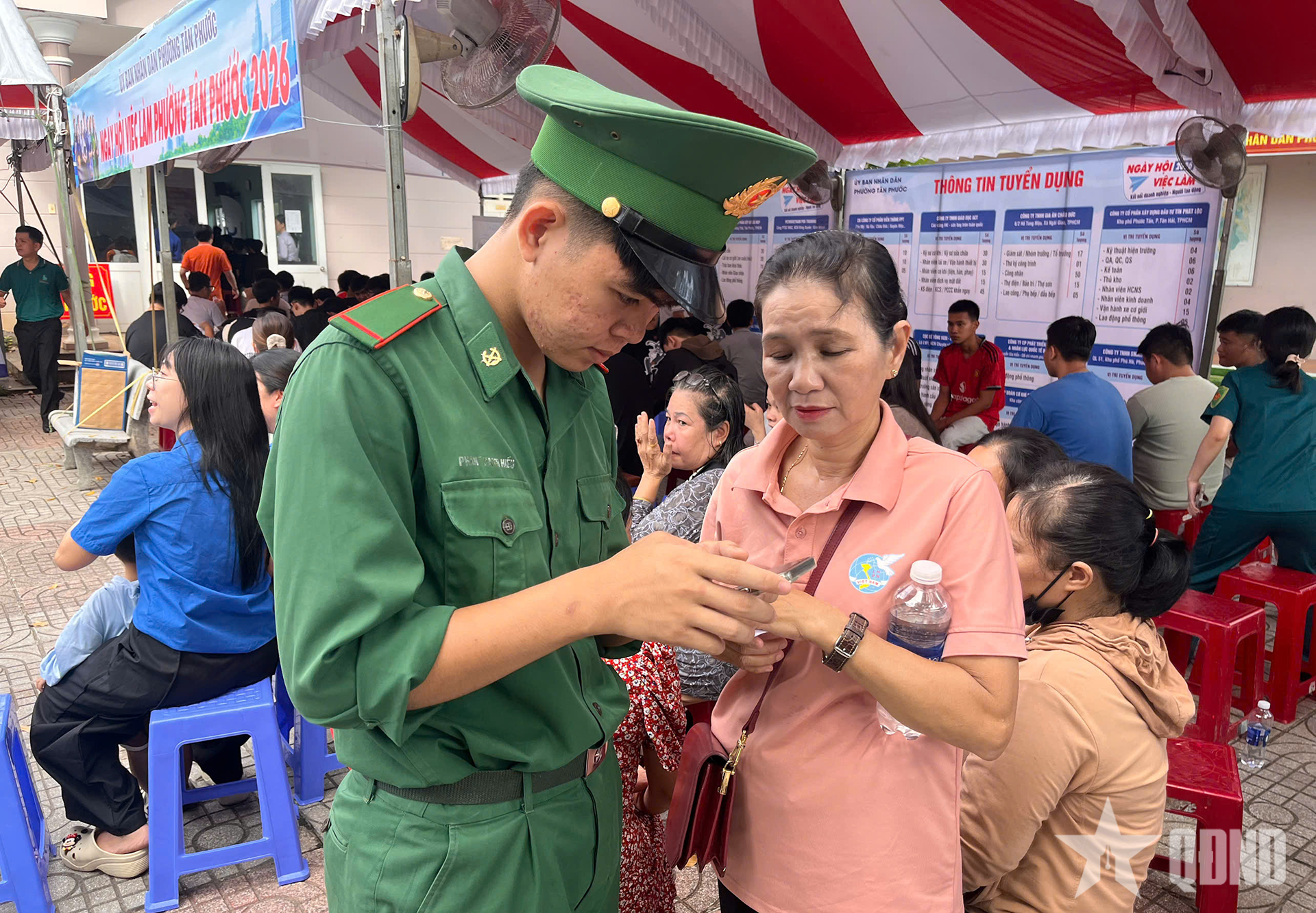 TP Hồ Chí Minh: Đồn Biên phòng Long Sơn hỗ trợ phụ nữ sử dụng tiện ích số
