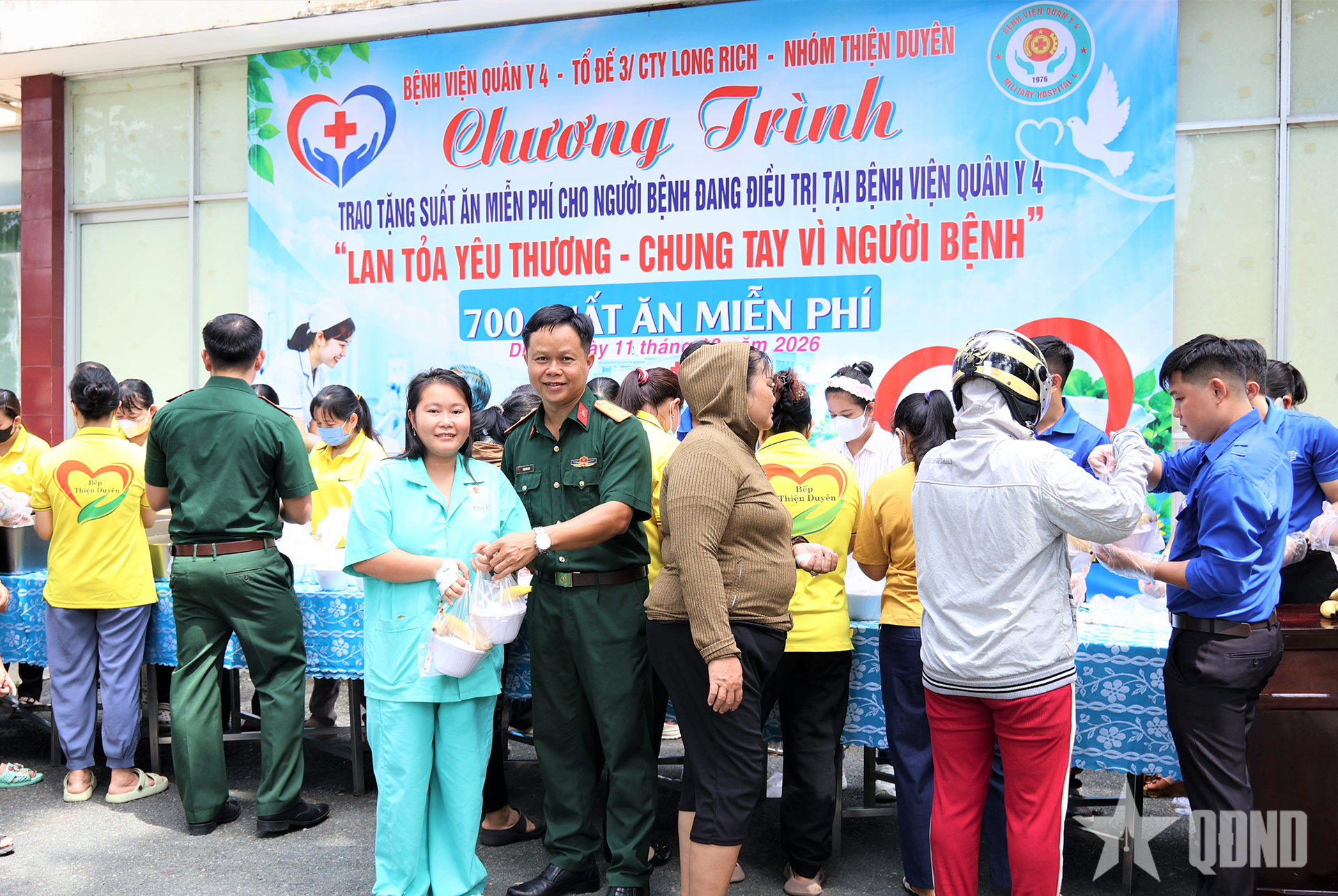 Bệnh viện Quân y 4 trao 700 suất ăn miễn phí tặng người bệnh