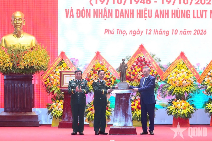 Tổng B&iacute; thư, Chủ tịch nước T&ocirc; L&acirc;m: Tập trung x&acirc;y dựng LLVT Qu&acirc;n khu 2 c&aacute;ch mạng, ch&iacute;nh quy, tinh nhuệ, hiện đại