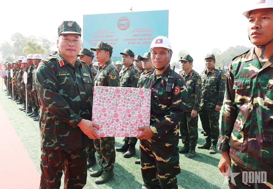 Tổng duyệt Diễn tập chung về phòng thủ dân sự giữa quân đội ba nước Việt Nam-Lào-Campuchia