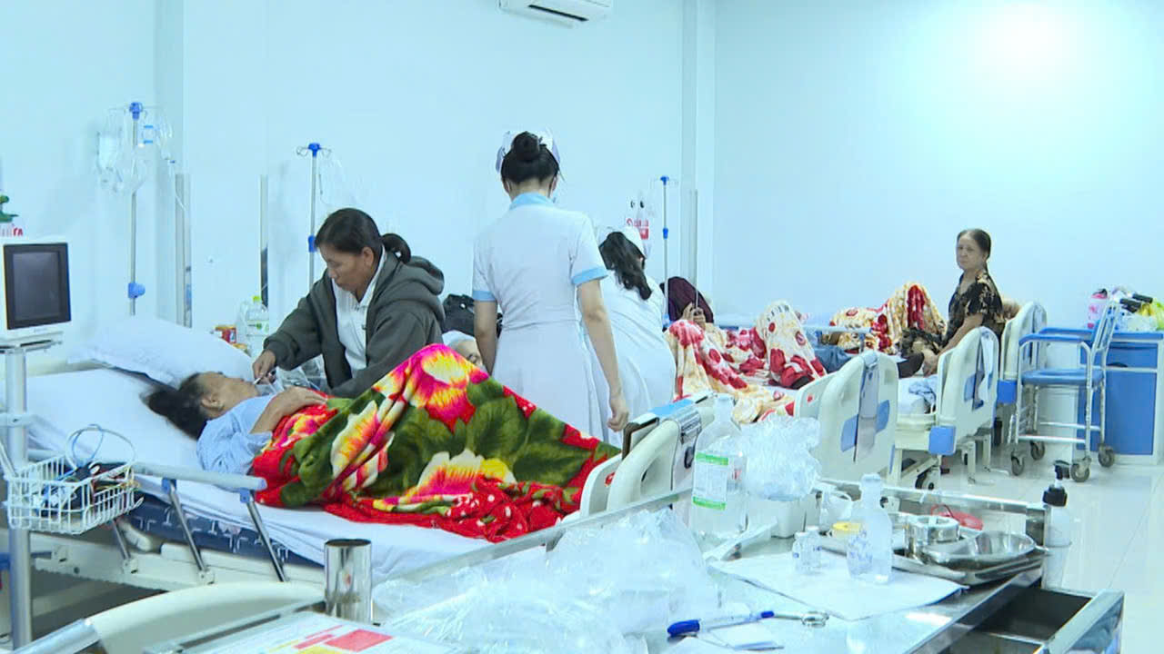 Khẩn trương xác định nguyên nhân 135 người nghi ngộ độc thực phẩm