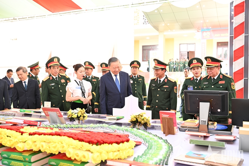 Tổng B&iacute; thư, Chủ tịch nước T&ocirc; L&acirc;m: Tập trung x&acirc;y dựng LLVT Qu&acirc;n khu 2 c&aacute;ch mạng, ch&iacute;nh quy, tinh nhuệ, hiện đại