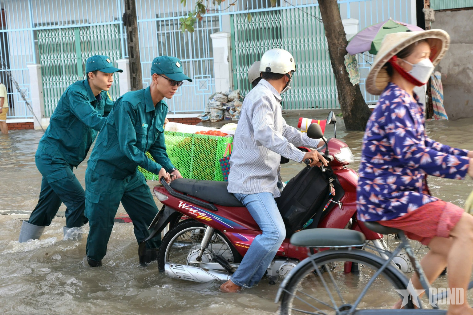 Một màu áo xanh thân thương giữa dòng nước ngập ở Cần Thơ