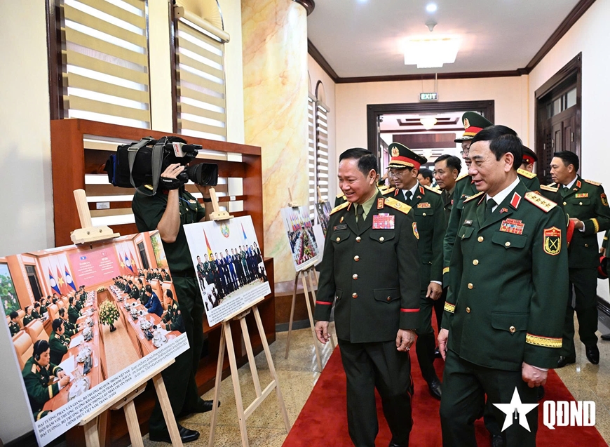Đại tướng Phan Văn Giang hội đàm với Phó thủ tướng, Bộ trưởng Bộ Quốc phòng Lào