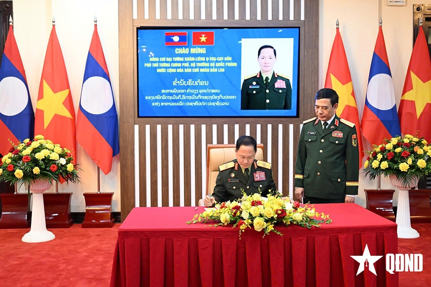 Đại tướng Phan Văn Giang hội đàm với Phó thủ tướng, Bộ trưởng Bộ Quốc phòng Lào