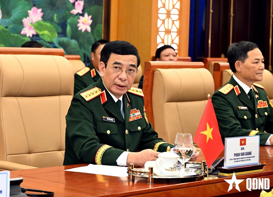 Đại tướng Phan Văn Giang hội đàm với Phó thủ tướng, Bộ trưởng Bộ Quốc phòng Lào