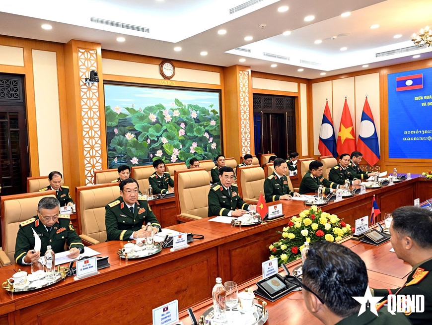 Đại tướng Phan Văn Giang hội đàm với Phó thủ tướng, Bộ trưởng Bộ Quốc phòng Lào