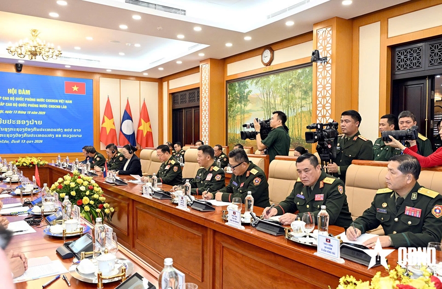 Đại tướng Phan Văn Giang hội đàm với Phó thủ tướng, Bộ trưởng Bộ Quốc phòng Lào