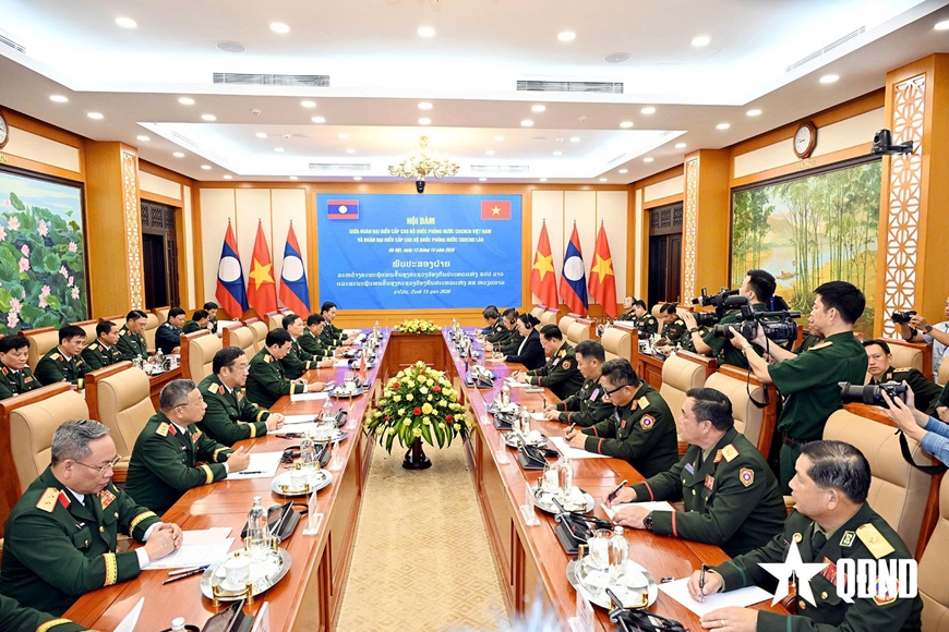 Đại tướng Phan Văn Giang hội đàm với Phó thủ tướng, Bộ trưởng Bộ Quốc phòng Lào