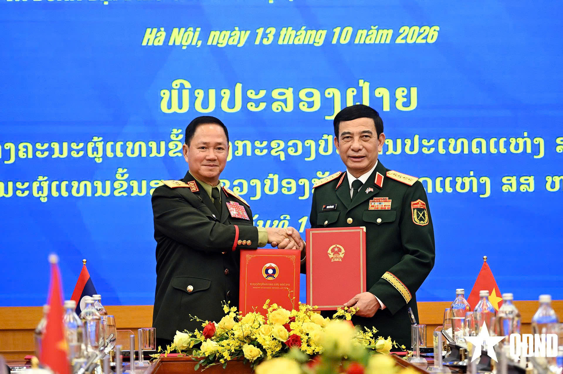 Đại tướng Phan Văn Giang hội đàm với Phó thủ tướng, Bộ trưởng Bộ Quốc phòng Lào