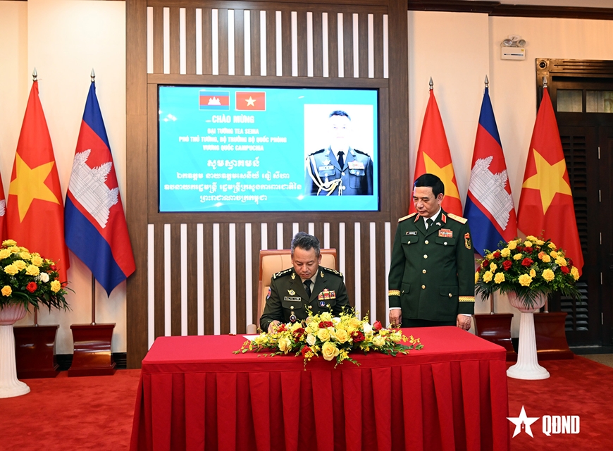 Đại tướng Phan Văn Giang hội đàm với Phó thủ tướng, Bộ trưởng Bộ Quốc phòng Campuchia