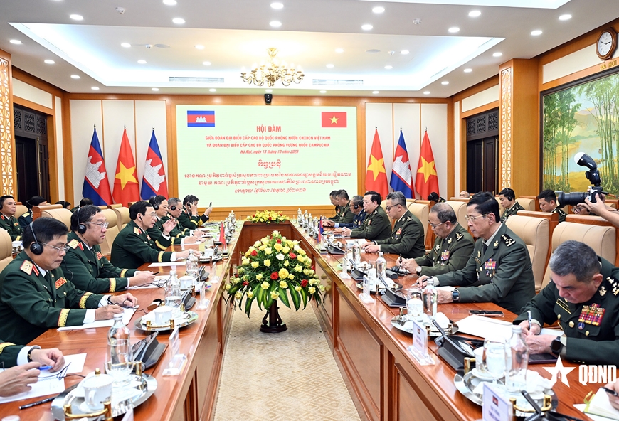 Đại tướng Phan Văn Giang hội đàm với Phó thủ tướng, Bộ trưởng Bộ Quốc phòng Campuchia