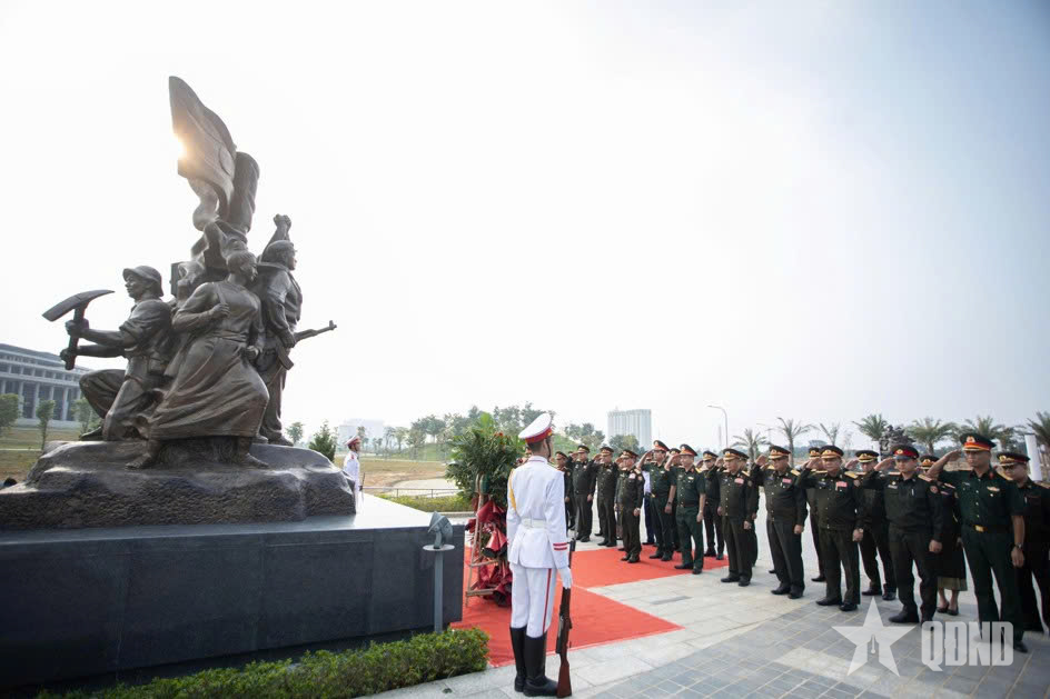 Phó thủ tướng Chính phủ, Bộ trưởng Bộ Quốc phòng Lào tham quan Bảo tàng Lịch sử Quân sự Việt Nam