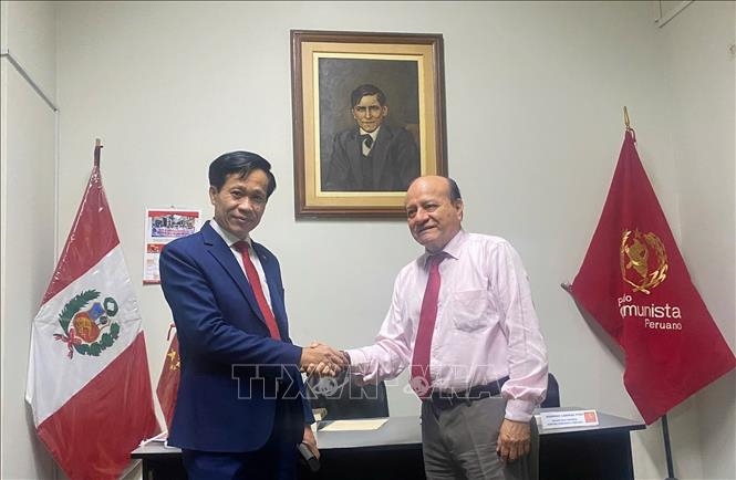 Đoàn đại biểu Đảng Cộng sản Việt Nam thăm Peru, trao tặng sách của Tổng Bí thư, Chủ tịch nước Tô Lâm