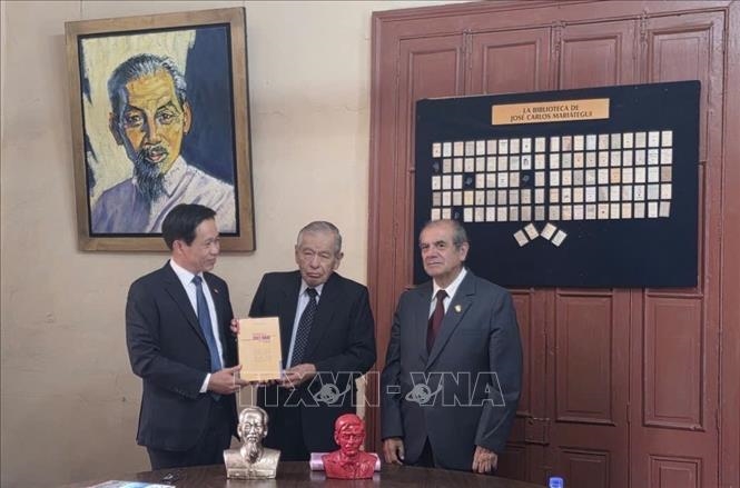 Đoàn đại biểu Đảng Cộng sản Việt Nam thăm Peru, trao tặng sách của Tổng Bí thư, Chủ tịch nước Tô Lâm
