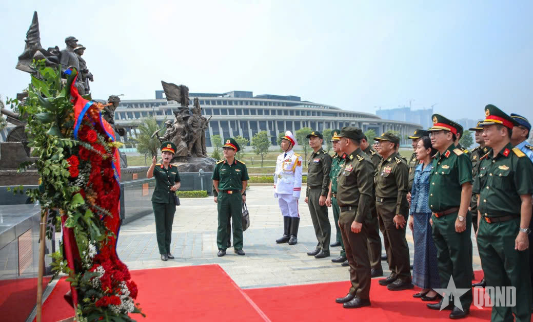 Phó thủ tướng, Bộ trưởng Bộ Quốc phòng Campuchia dâng hoa tại Cụm tượng Tình đoàn kết, hữu nghị Việt Nam-Campuchia