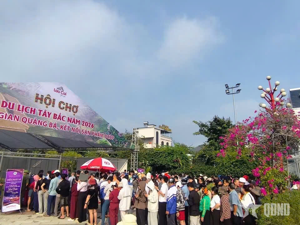 Người dân Mường Lò (Lào Cai) nhường vé cho du khách trước thềm lễ hội
