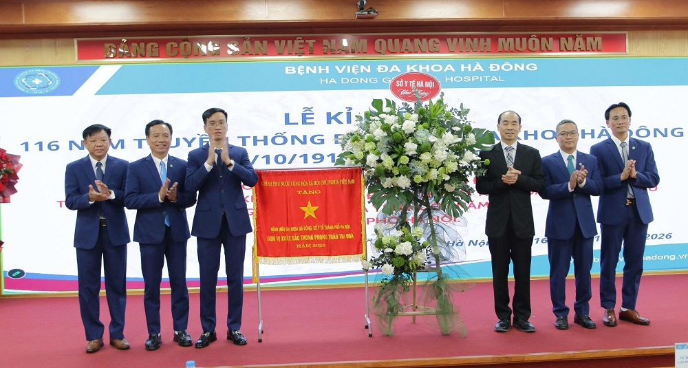 Bệnh viện Đa khoa Hà Đông đón nhận Cờ thi đua của Chính phủ