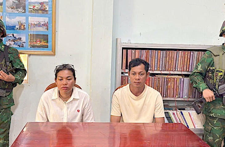 Bắt 2 đối tượng mang hơn 10 lượng vàng qua biên giới