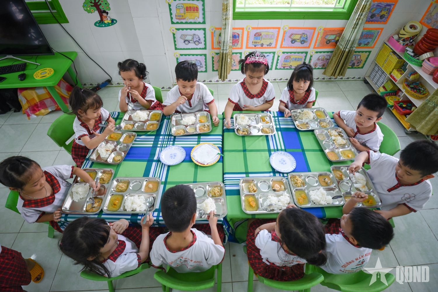 Bữa ăn học đường cần được giám sát thực chất