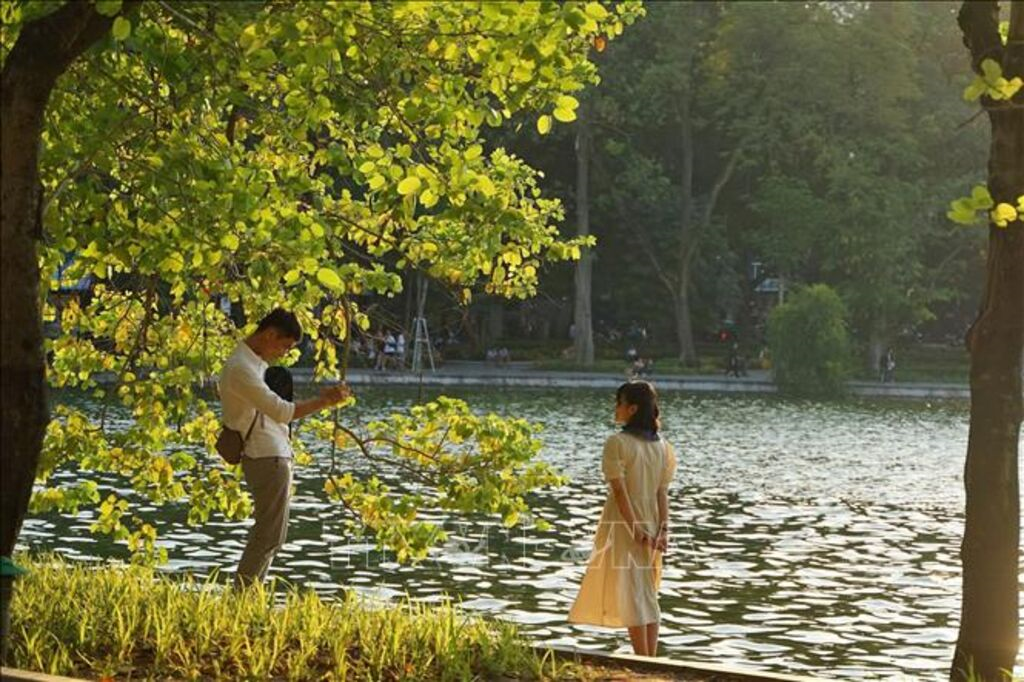 Thời tiết hôm nay (17-10): Bắc Bộ ngày nắng, Nam Bộ đề phòng mưa rào và dông