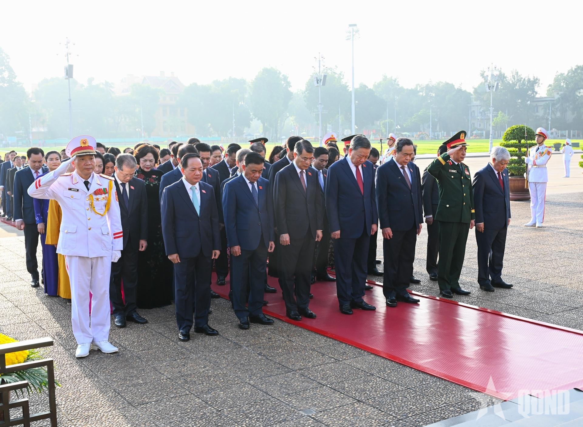 Lãnh đạo Đảng, Nhà nước, đại biểu Quốc hội vào Lăng viếng Chủ tịch Hồ Chí Minh