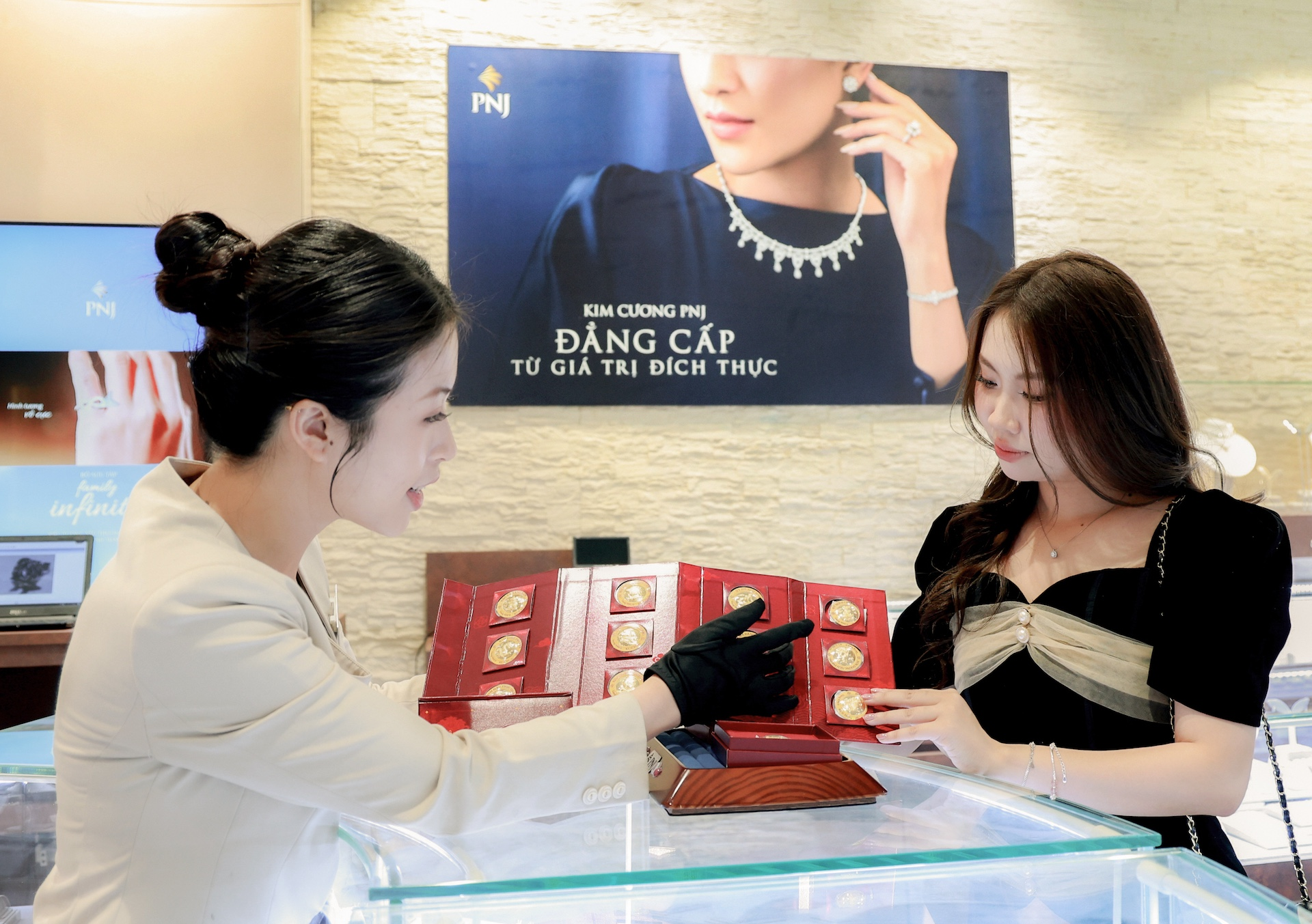 Mua, bán vàng có giá trị từ 5 triệu đồng trở lên phải thanh toán không dùng tiền mặt