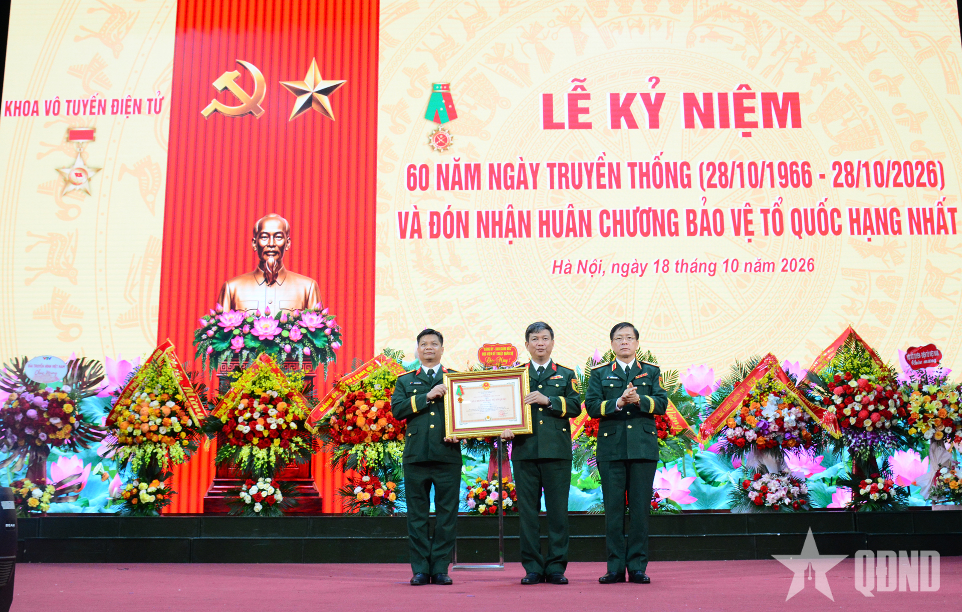 Khoa Vô tuyến điện tử đón nhận Huân chương Bảo vệ Tổ quốc hạng Nhất