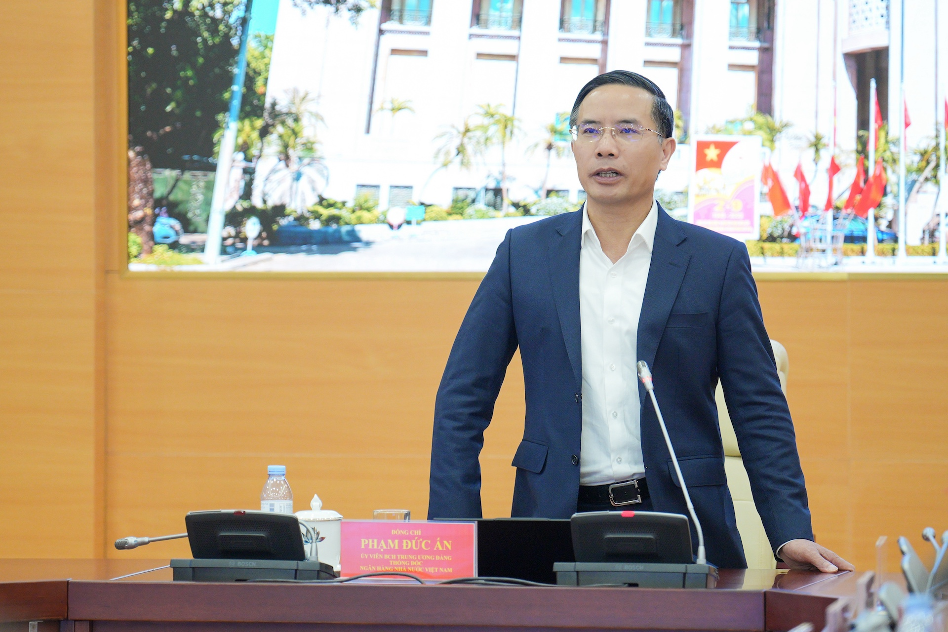 Phấn đấu giảm lãi suất cho vay thực chất