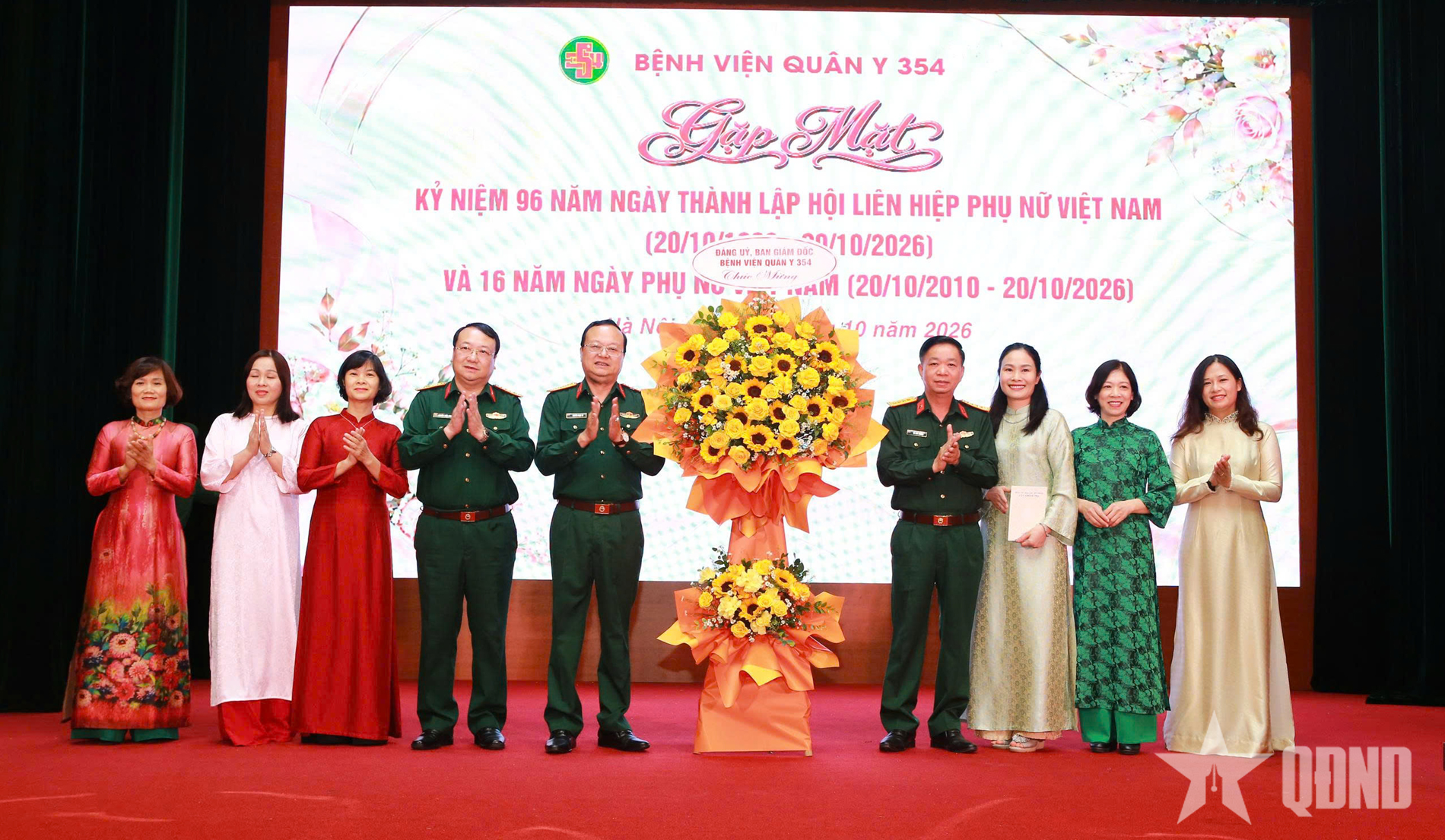 Bệnh viện Quân y 354 gặp mặt phụ nữ nhân ngày 20-10