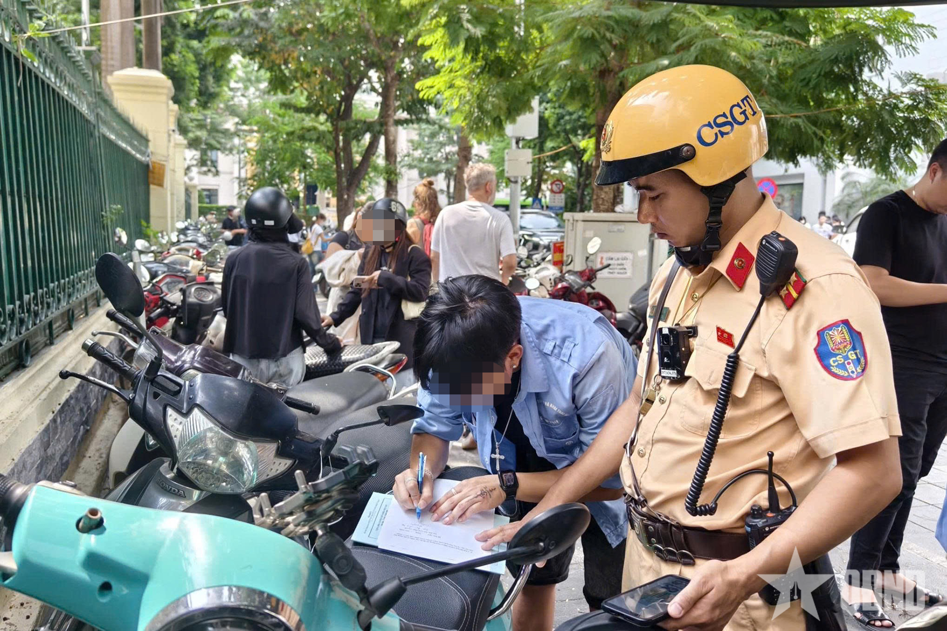 Hà Nội: Siết chặt kiểm soát dừng, đỗ xe quanh phố cổ