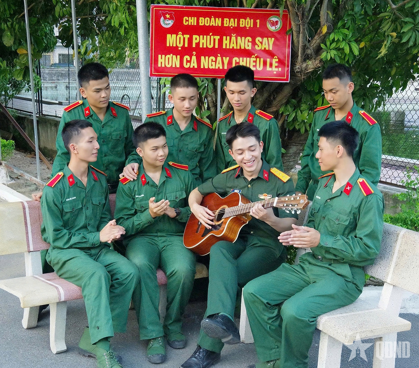Cán bộ gần gũi, đồng hành với học viên mới

