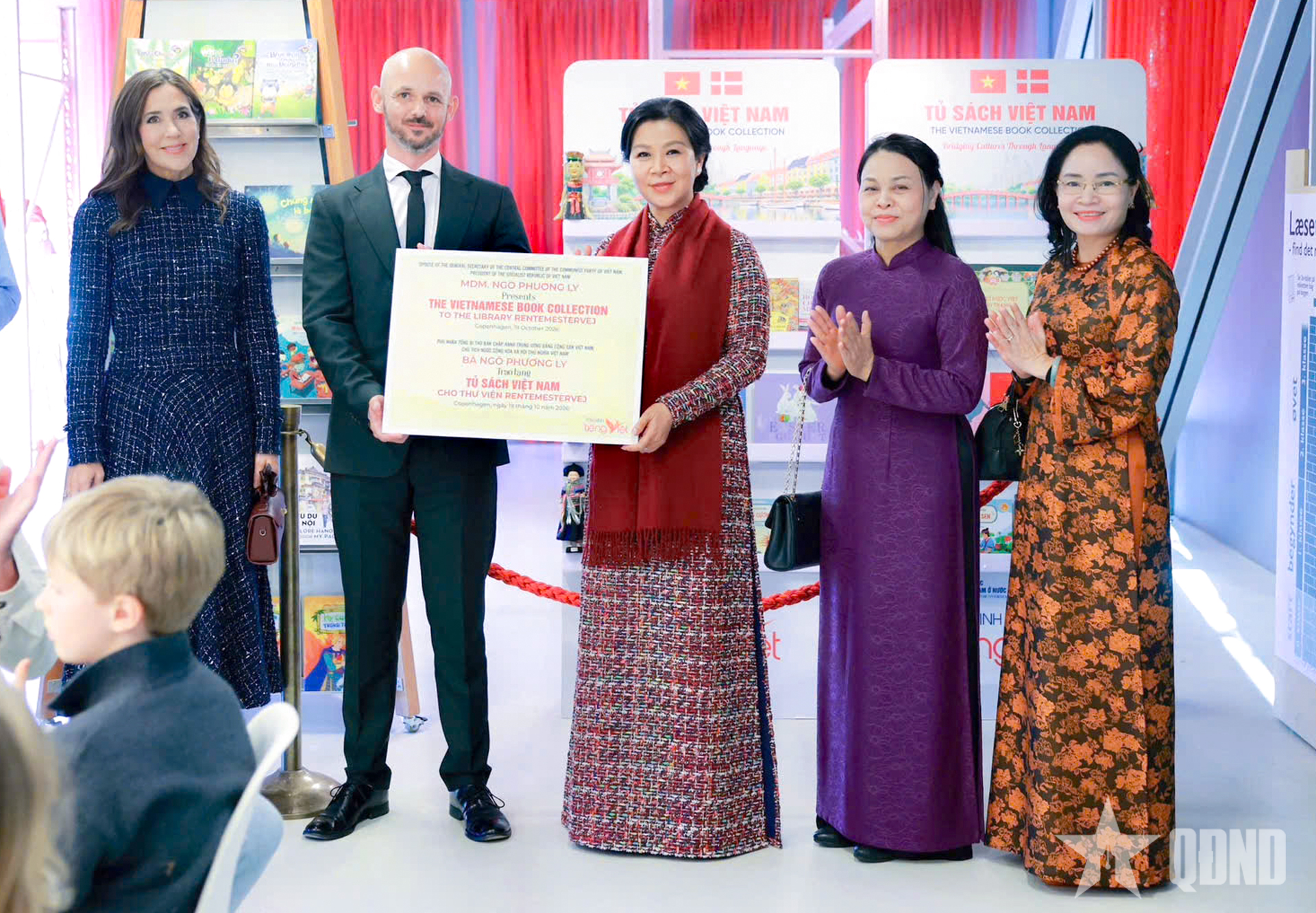 Phu nhân Tổng Bí thư, Chủ tịch nước cùng Hoàng hậu Đan Mạch trao tặng “Tủ sách Việt Nam” cho thư viện tại Copenhagen