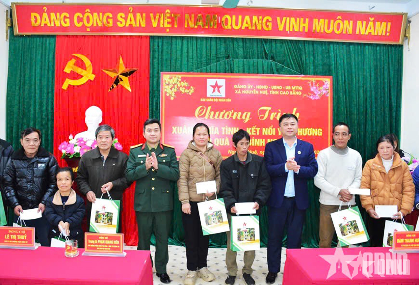 Ấm tình nhà báo - chiến sĩ trong lòng đồng bào xã Nguyễn Huệ