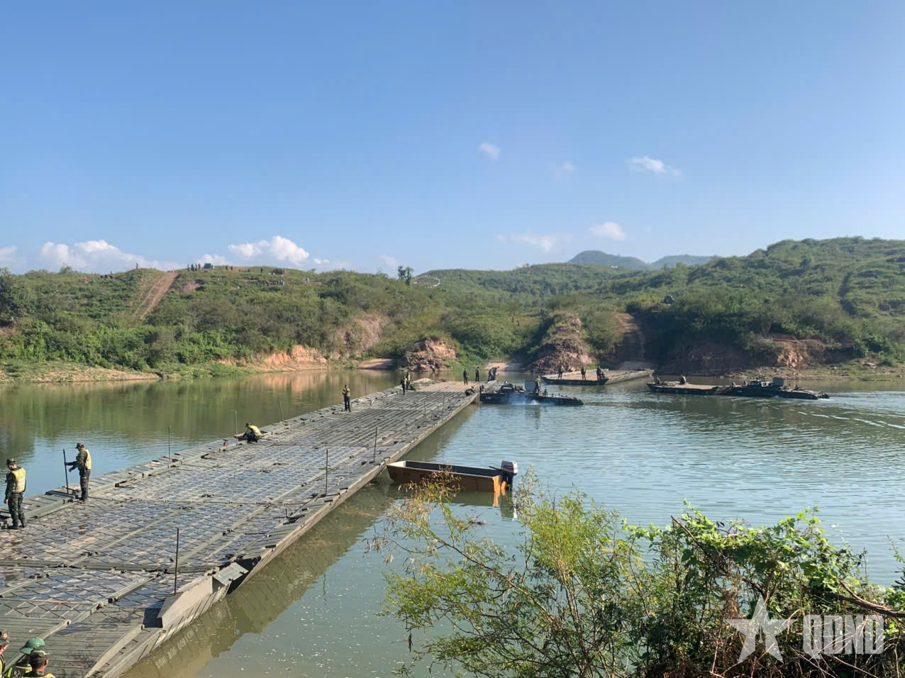 Bên dòng sông Thảo