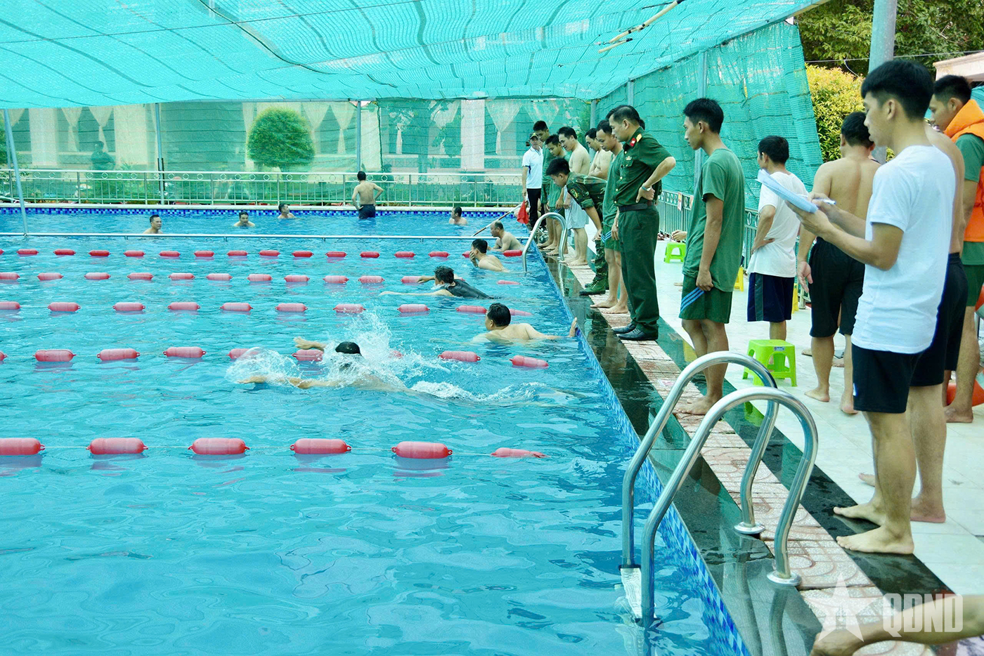 Rèn thể lực của bộ đội công binh miền sông nước

