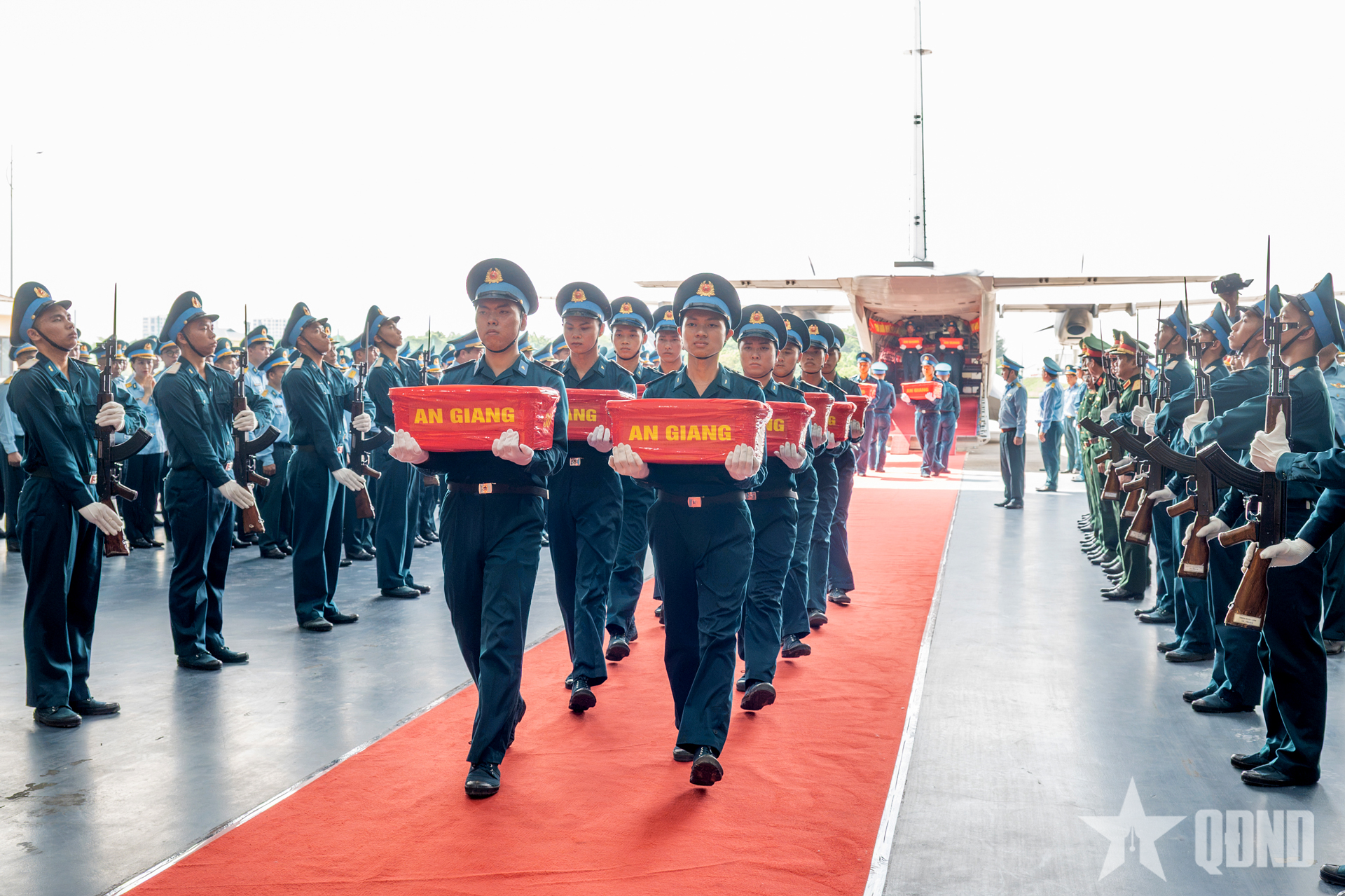 Trang trọng lễ dâng hương, vận chuyển, bàn giao các mẫu sinh phẩm hài cốt liệt sĩ tại sân bay Gia Lâm