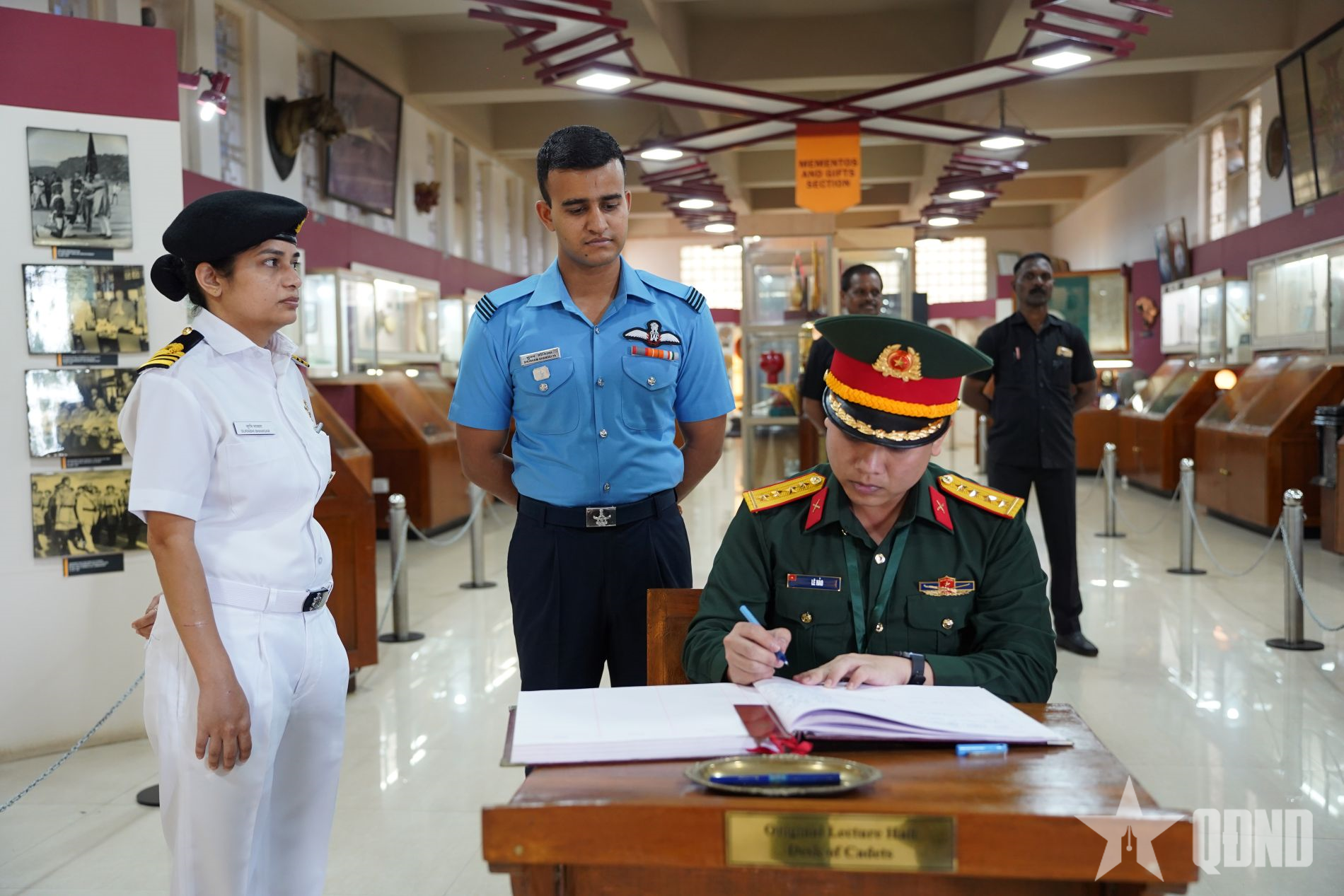 Đoàn sĩ quan trẻ QĐND Việt Nam thăm Trường Đại học Quốc phòng Ấn Độ
