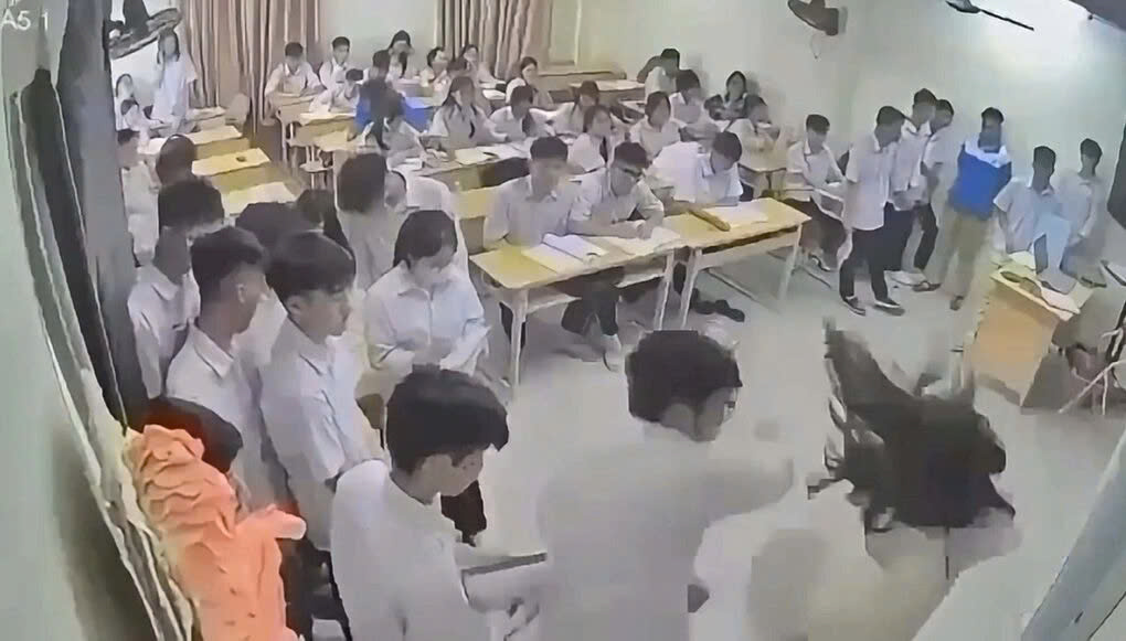 Nam sinh hành hung cô giáo bị tạm giữ