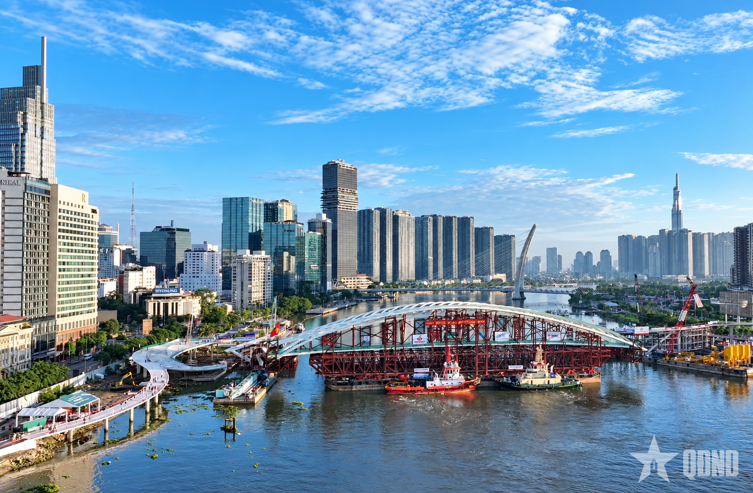 TP Hồ Chí Minh: Hợp long cầu đi bộ qua sông Sài Gòn