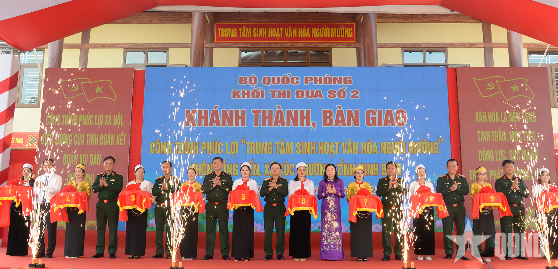 Khối thi đua số 2 Bộ Quốc phòng trao tặng công trình “Trung tâm sinh hoạt văn hóa người Mường”