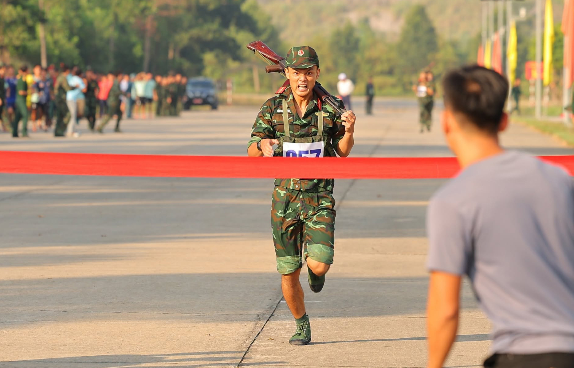 Xác định nhà vô địch môn bóng chuyền, chạy vũ trang

