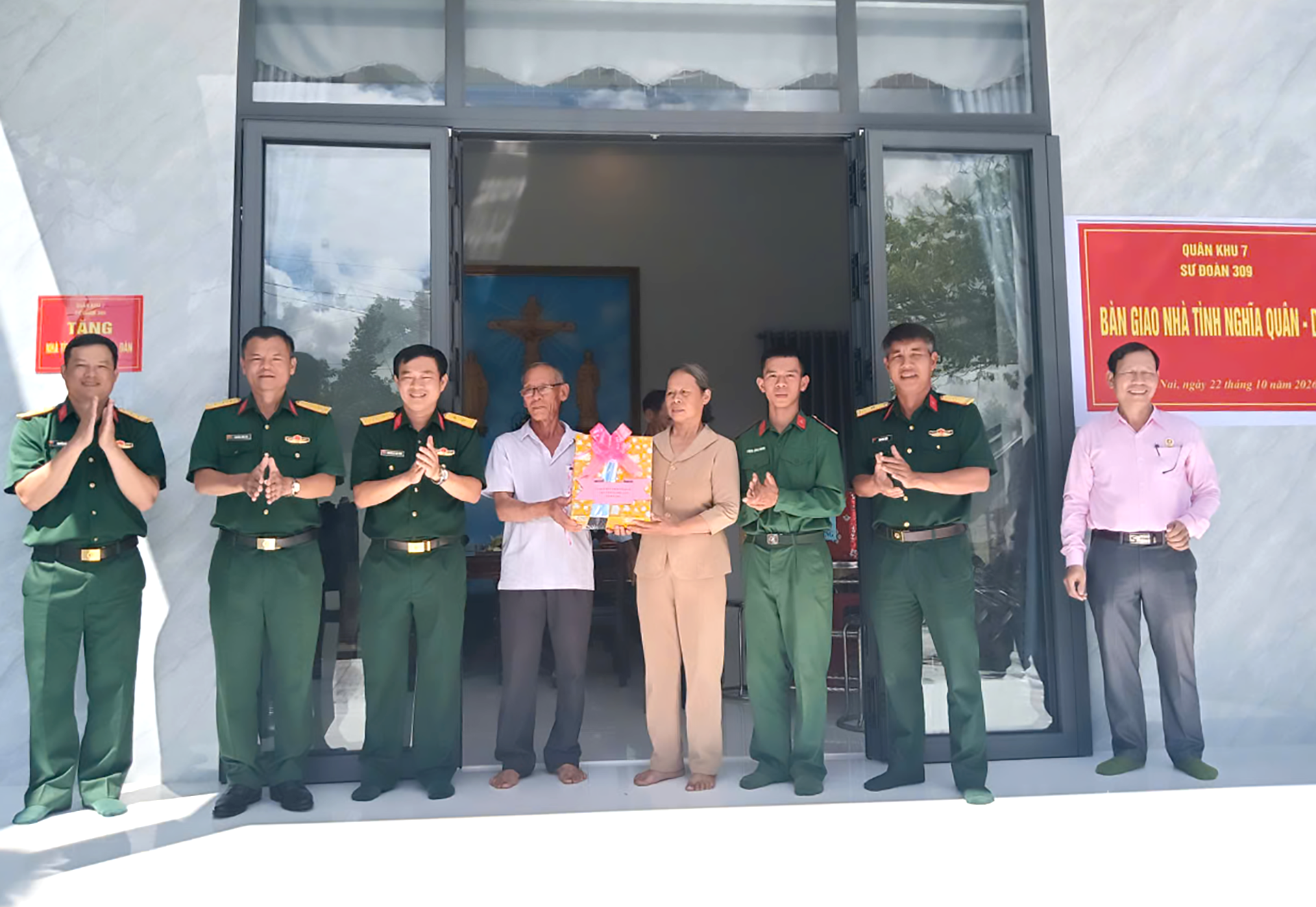 Bàn giao nhà tình nghĩa tặng gia đình quân nhân khó khăn
