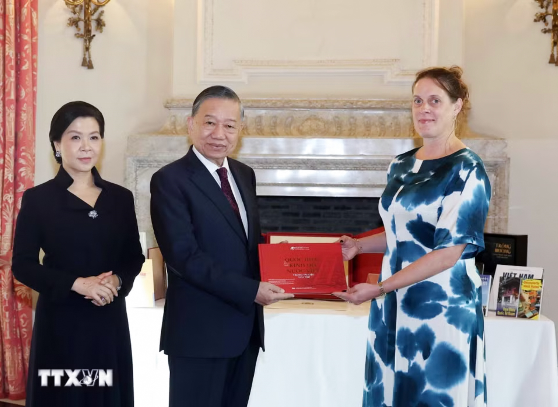 Tổng Bí thư, Chủ tịch nước Tô Lâm và phu nhân thăm, tặng sách cho Thư viện Hoàng gia Bỉ