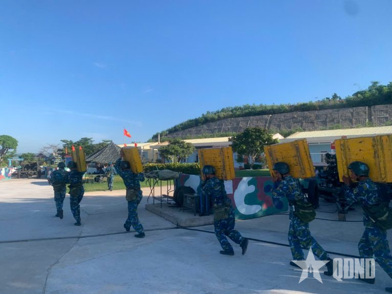 Chỉ huy Sư đoàn 375 giao nhiệm vụ, động viên cán bộ, chiến sĩ trước diễn tập bắn đạn thật