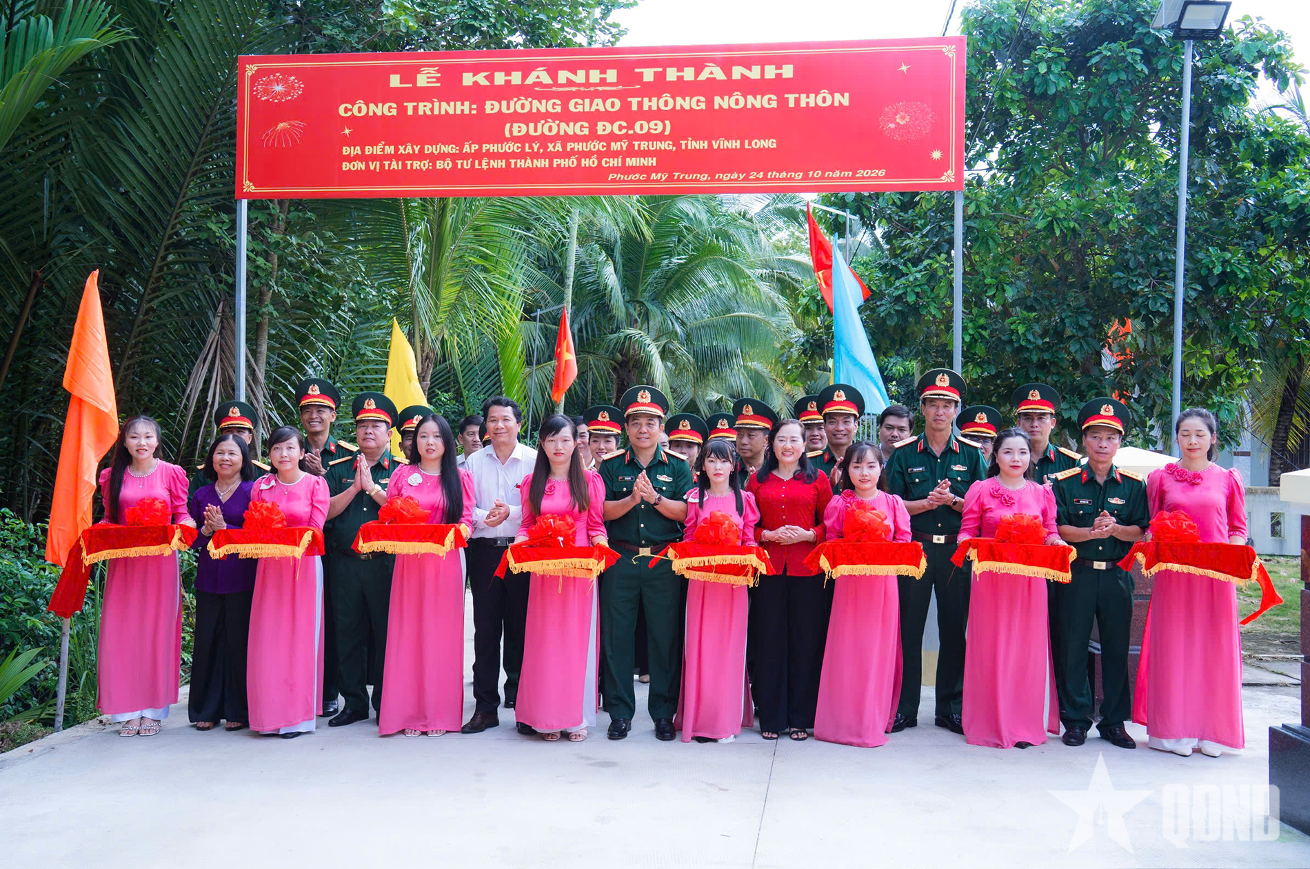 Bộ tư lệnh TP Hồ Chí Minh khánh thành đường giao thông nông thôn, tặng quà hộ dân khó khăn