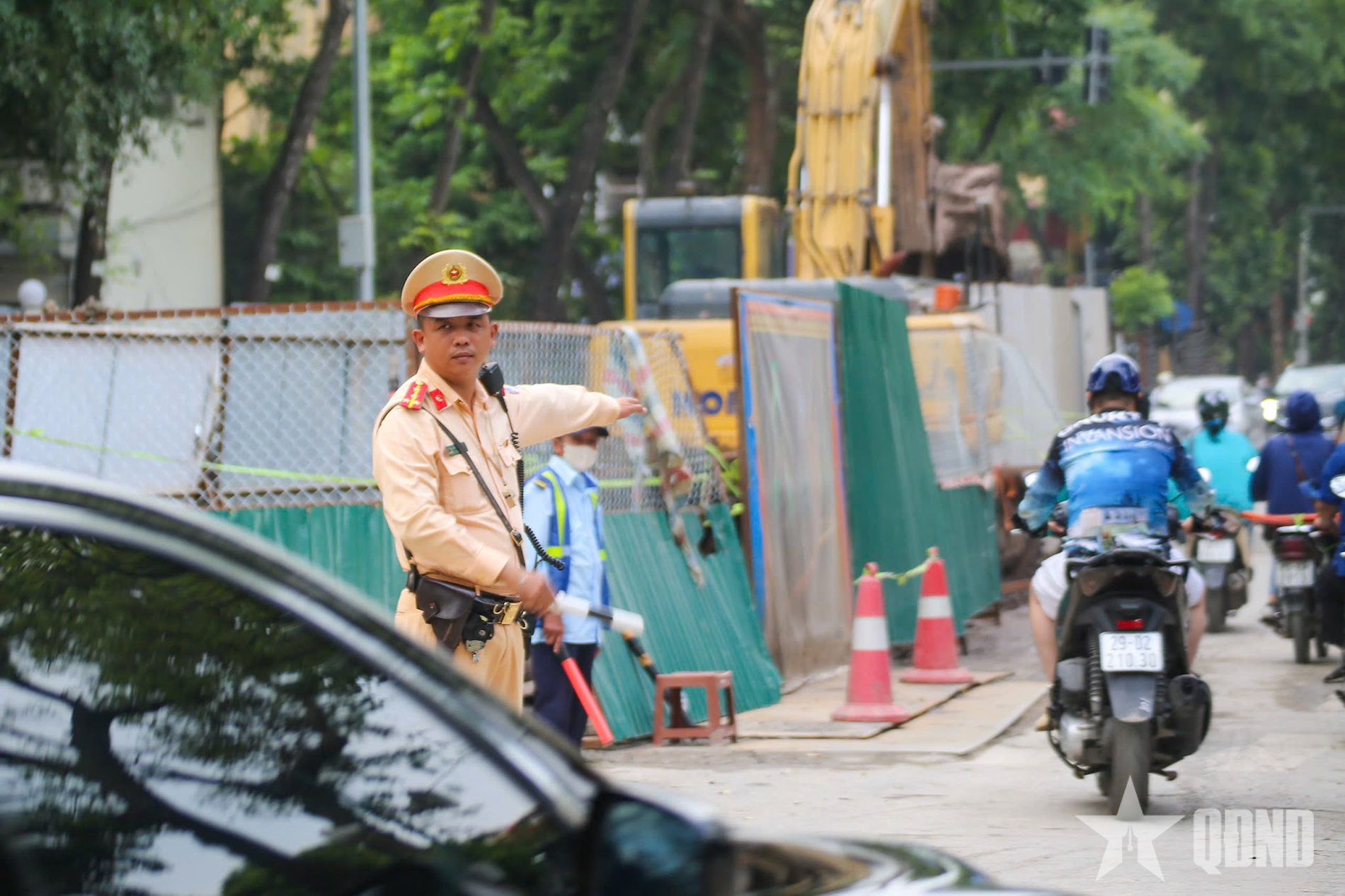 Hà Nội: Nhiều vị trí rào chắn thi công, Cảnh sát giao thông khuyến cáo người dân chủ động lộ trình


