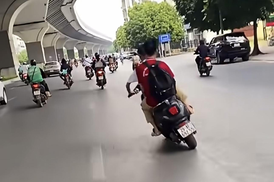 Hà Nội: Hai học sinh lạng lách 